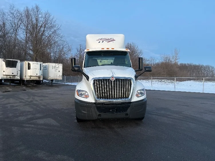 2019 International LT - image 2