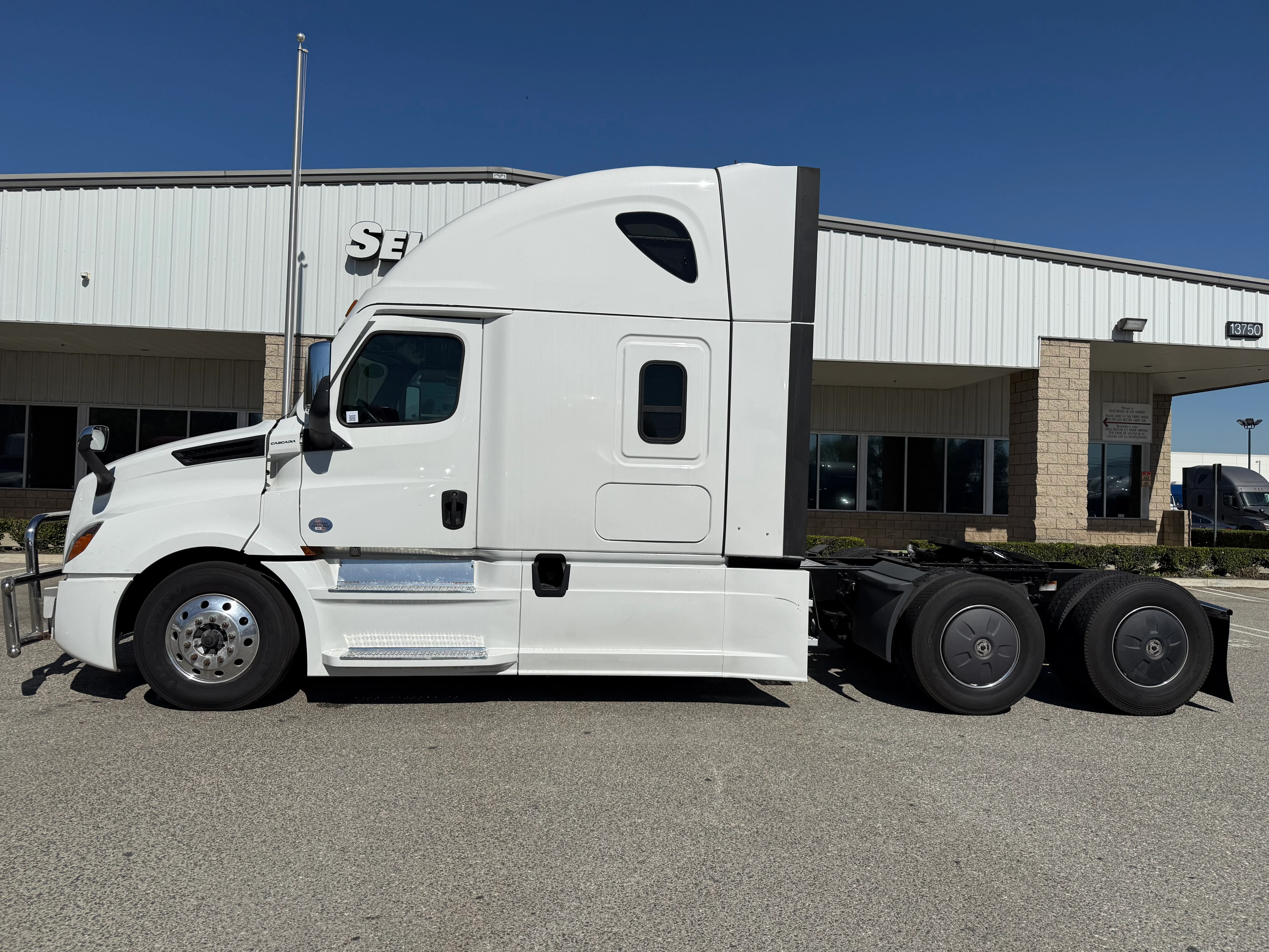 2022 Freightliner Cascadia in Selectrucks Fontana, CA — photo 3