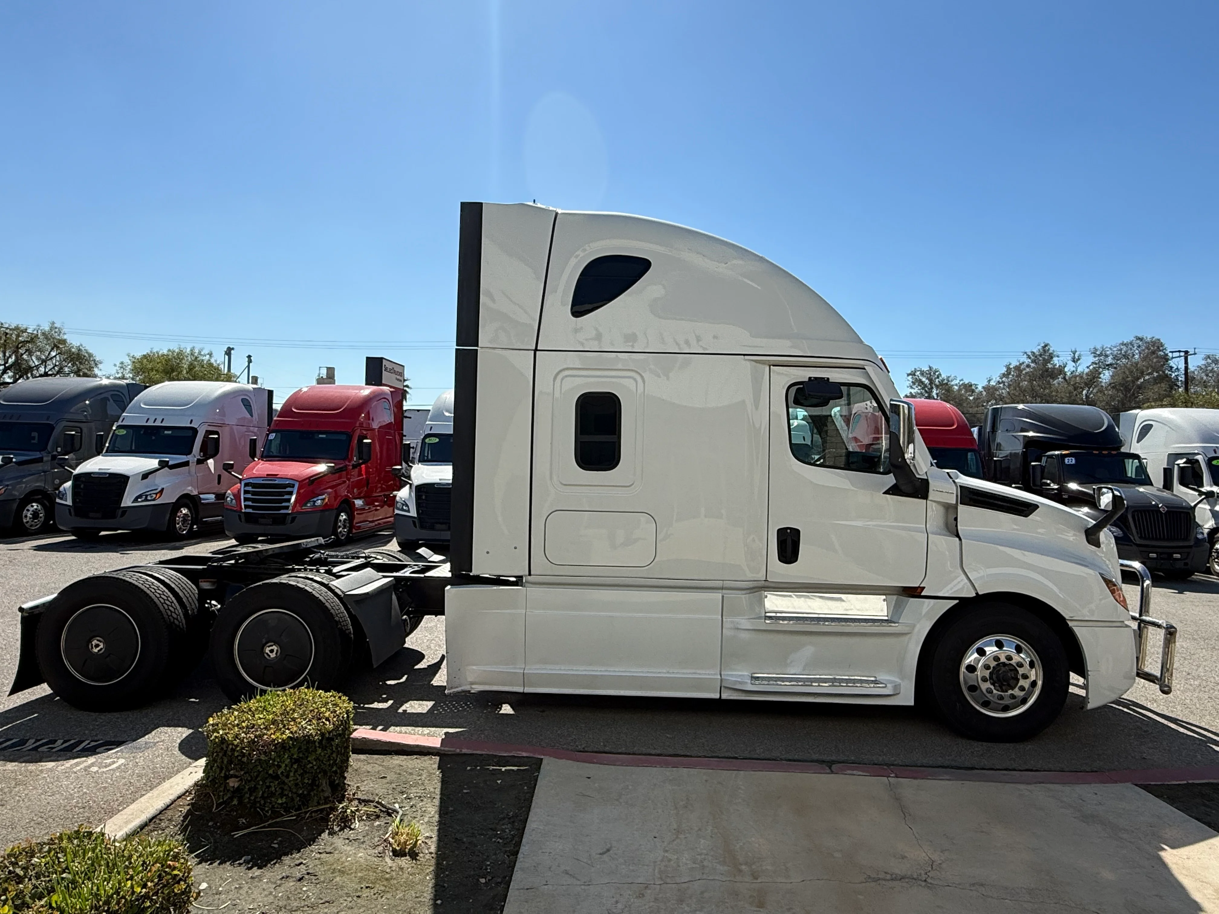 2022 Freightliner Cascadia in Selectrucks Fontana, CA — photo 7