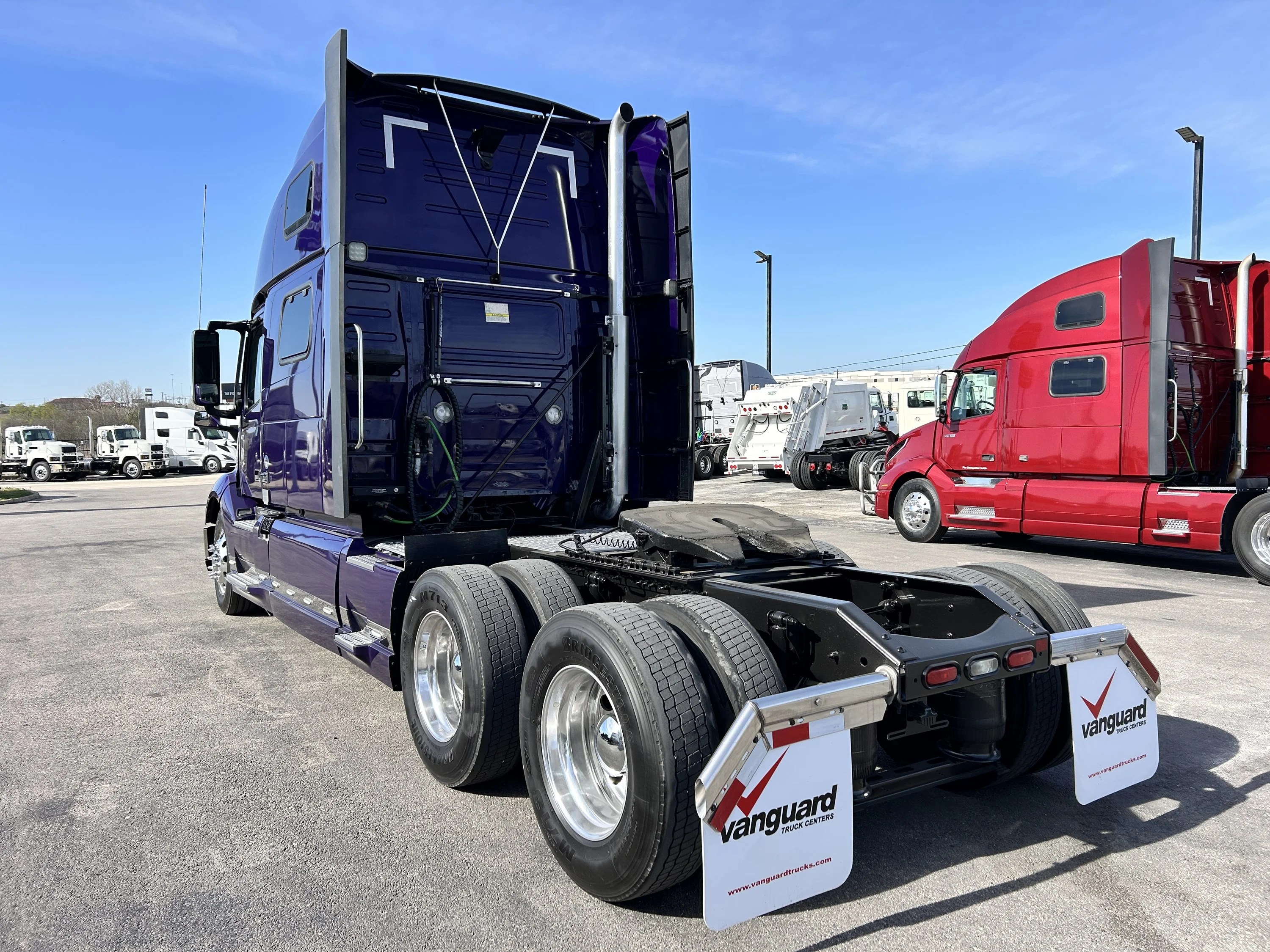 2020 Volvo VNL 860 - image 3
