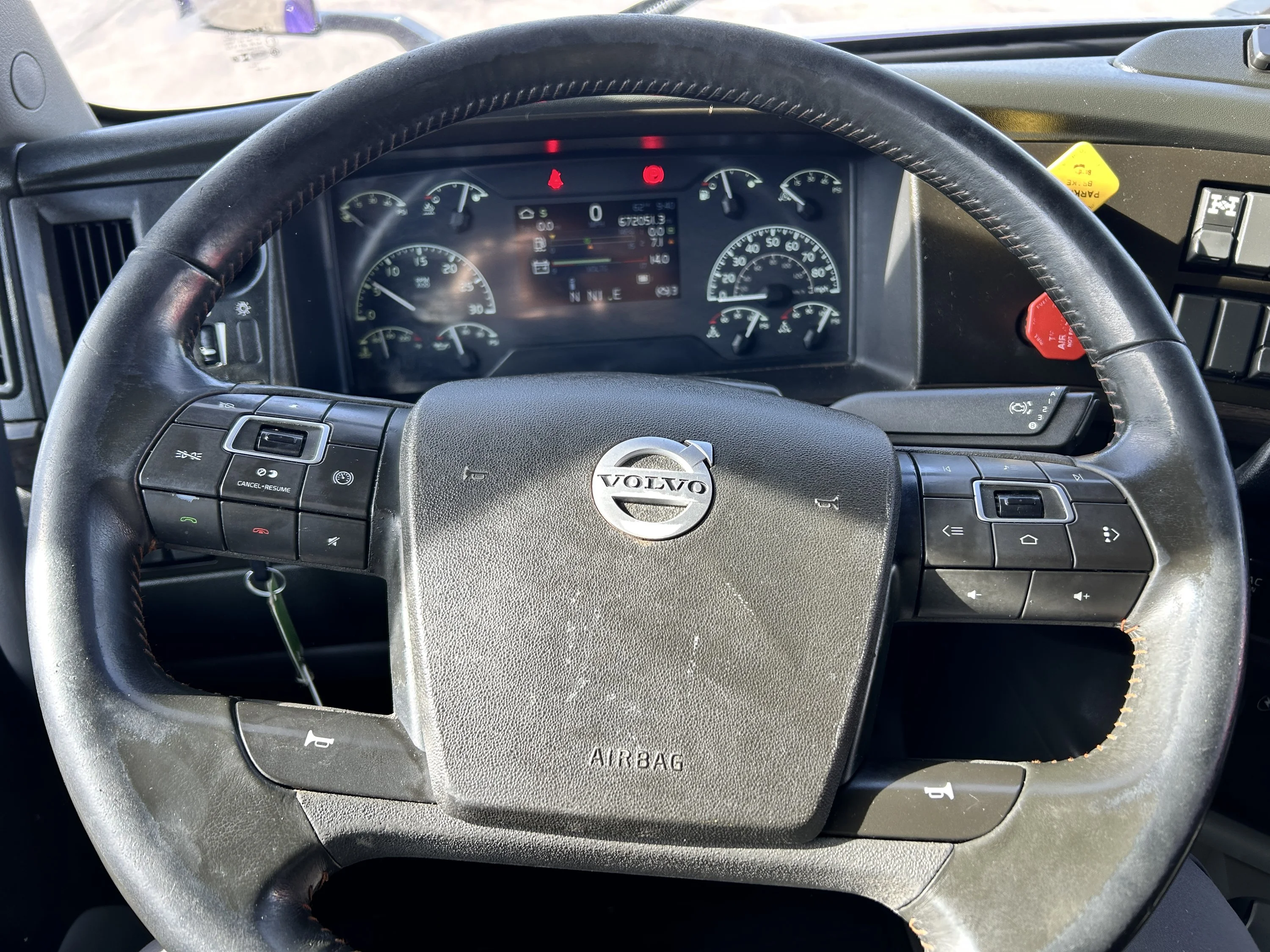 2020 Volvo VNL 860 - image 21