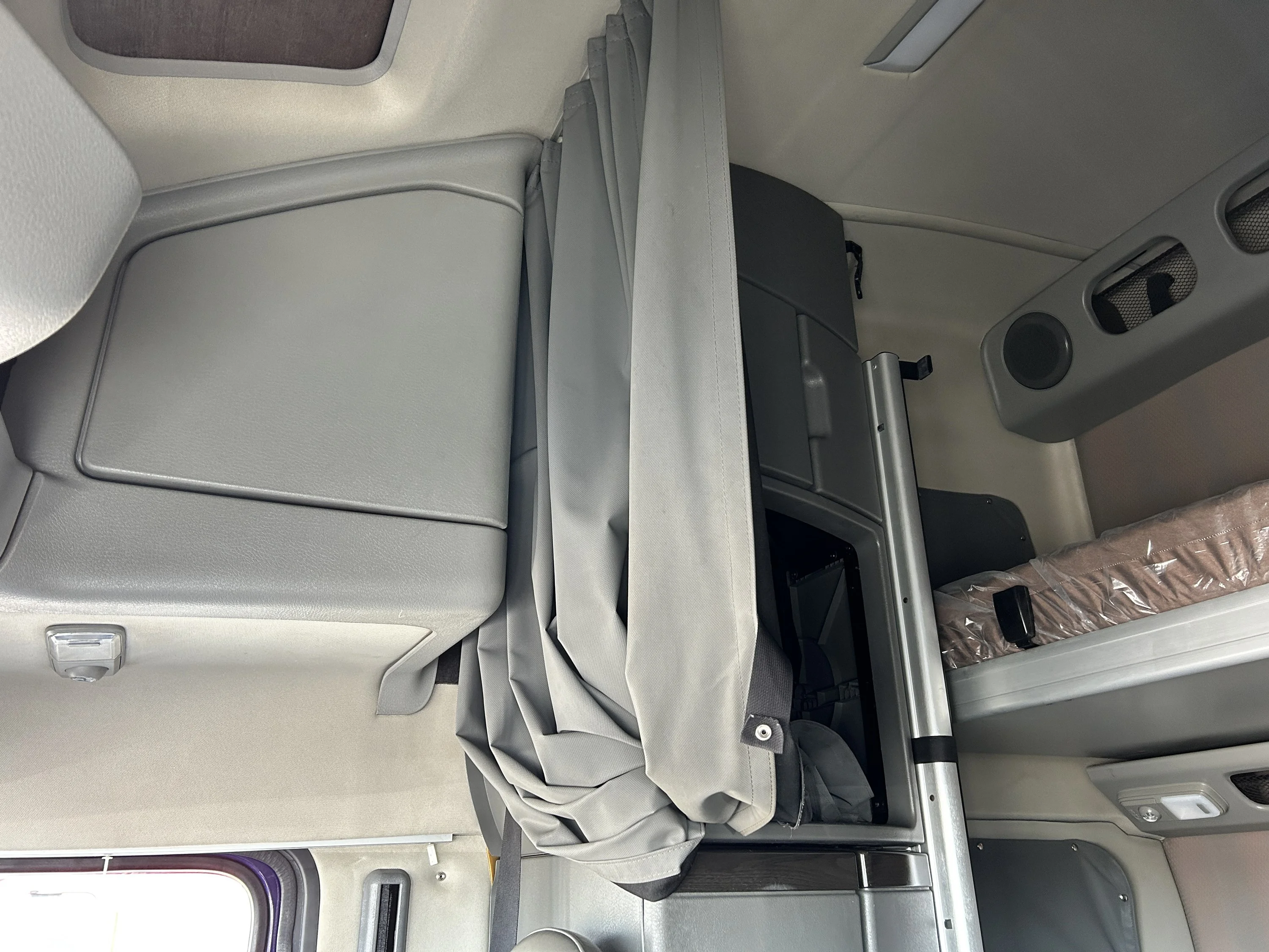 2020 Volvo VNL 860 - image 29