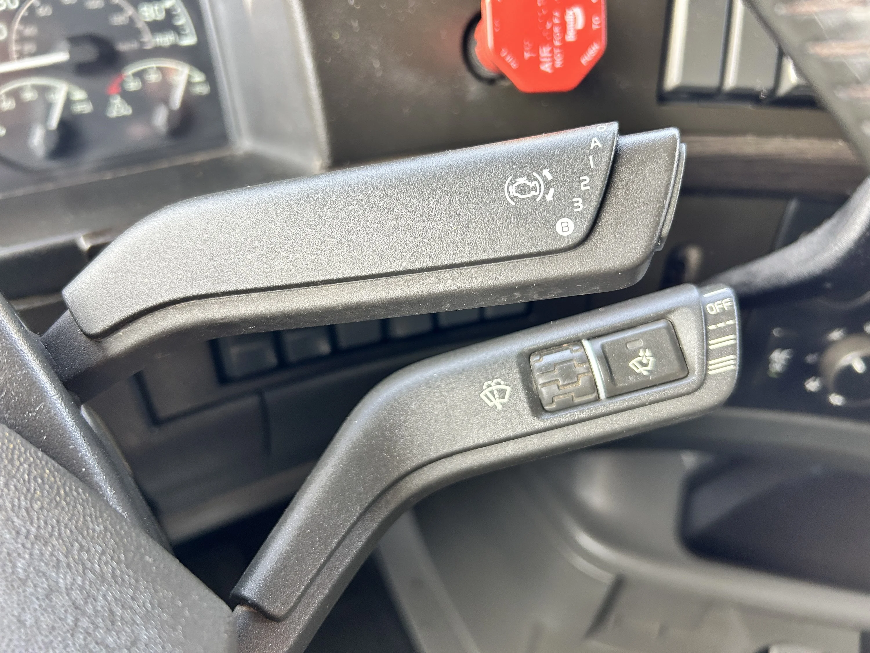 2020 Volvo VNL 860 - image 23