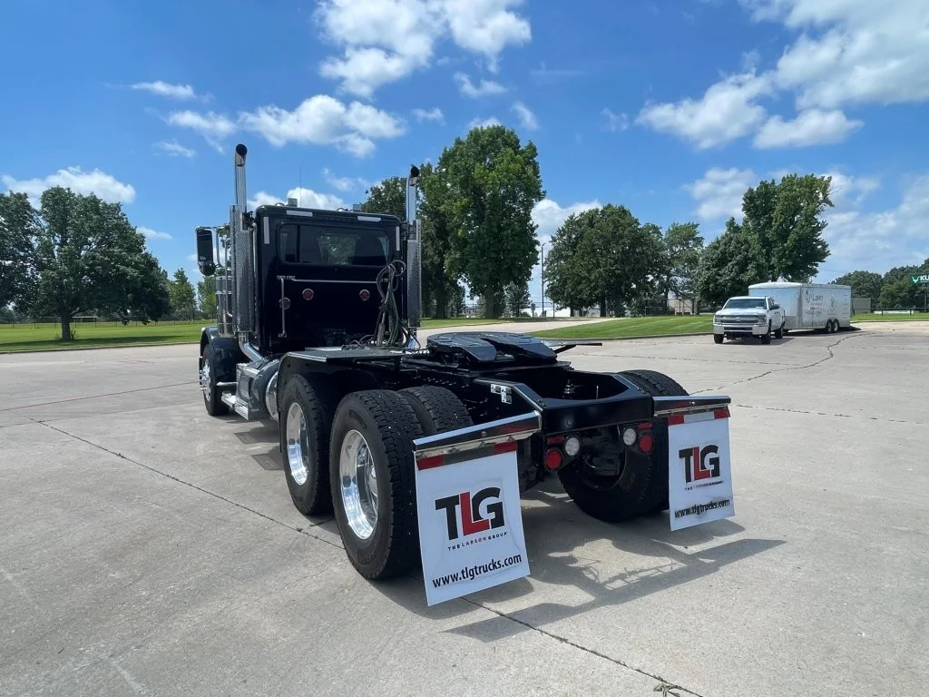 2023 Peterbilt 389 in Springfield, MO — photo 3