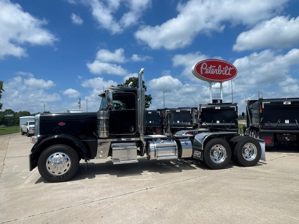 2023 Peterbilt 389 in Springfield, MO — photo 2