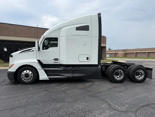 2023 Kenworth T680 in Kansas City, MO — photo 2