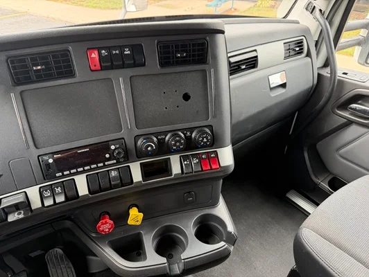 2023 Kenworth T680 in Kansas City, MO — photo 14