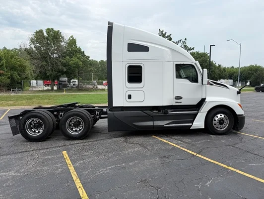 2023 Kenworth T680 in Kansas City, MO — photo 8