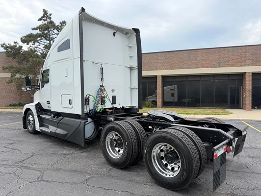 2023 Kenworth T680 in Kansas City, MO — photo 3