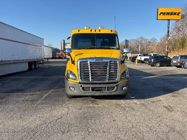 2019 Freightliner Cascadia in Martinsville, VA — photo 2
