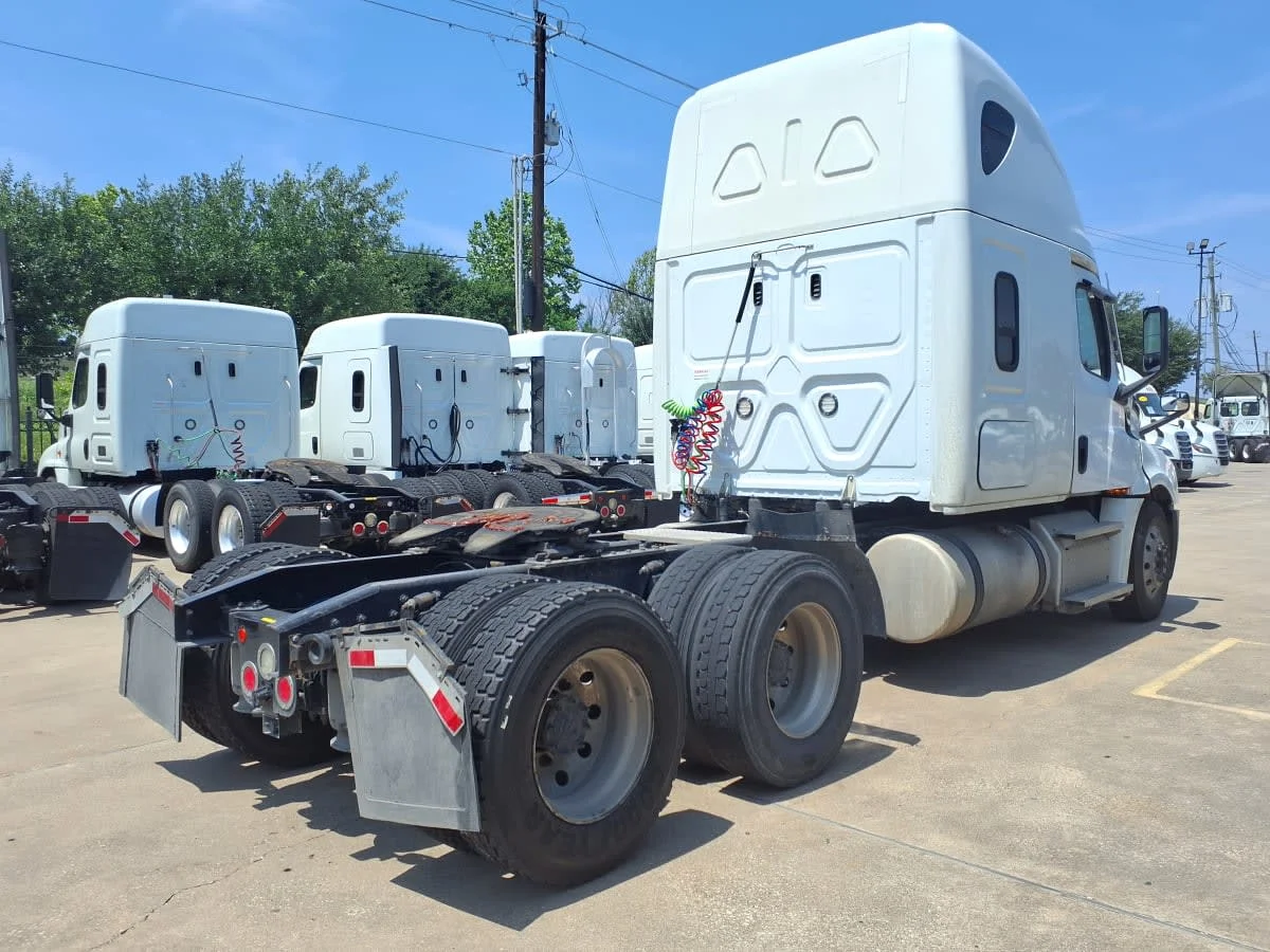 2020 Freightliner Cascadia in Houston, TX — photo 4