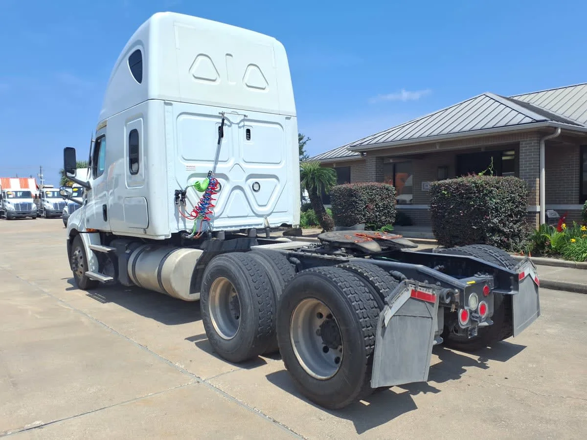 2020 Freightliner Cascadia in Houston, TX — photo 6