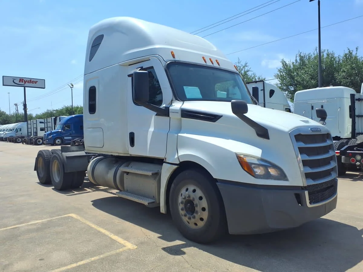 2020 Freightliner Cascadia in Houston, TX — photo 3