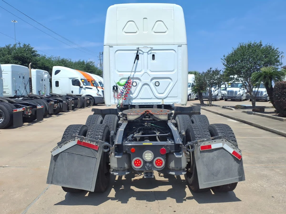 2020 Freightliner Cascadia in Houston, TX — photo 5