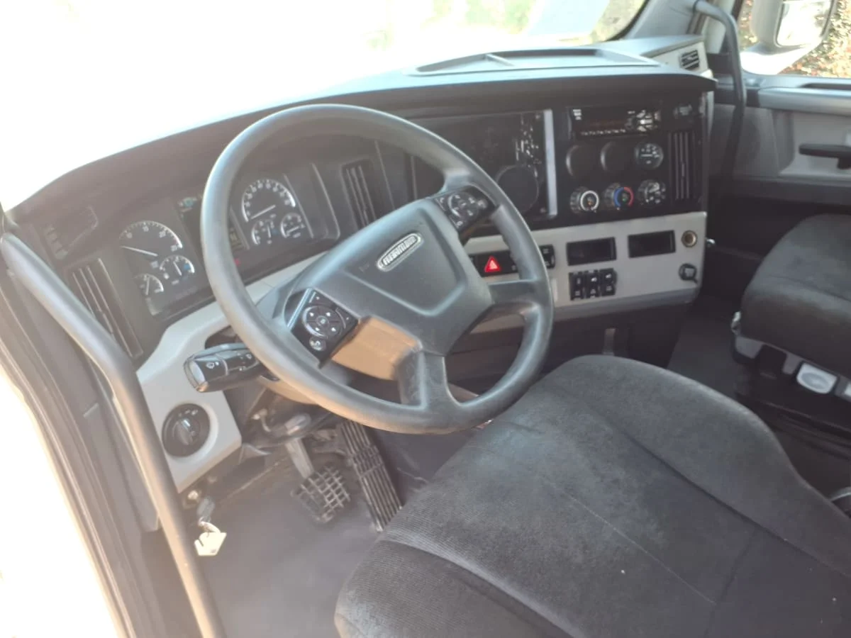 2020 Freightliner Cascadia in Houston, TX — photo 7
