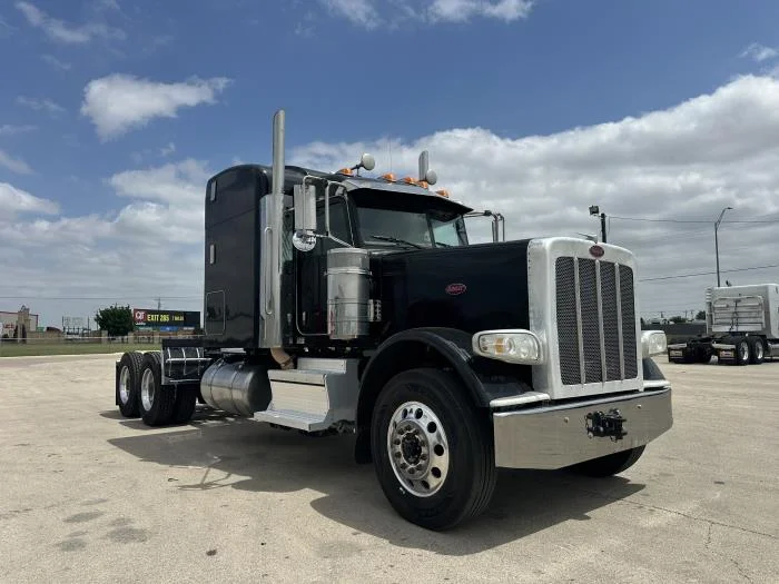 2020 Peterbilt 389 — photo 2