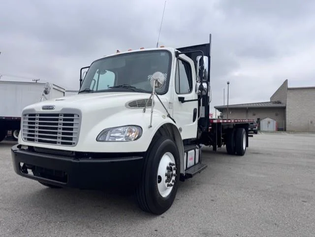 2019 Freightliner M2 106 — photo 2