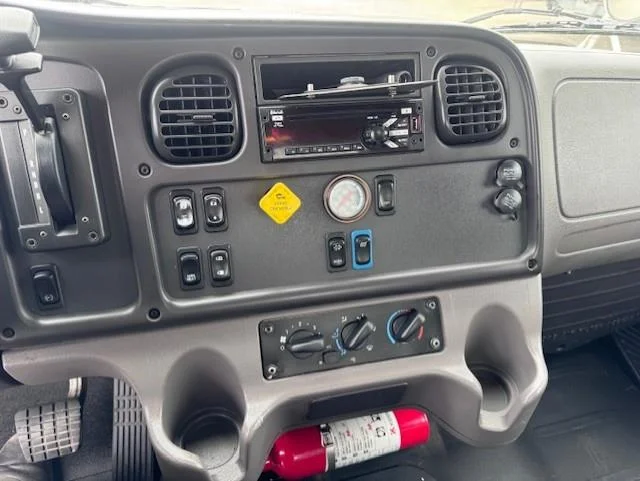 2019 Freightliner M2 106 — photo 12