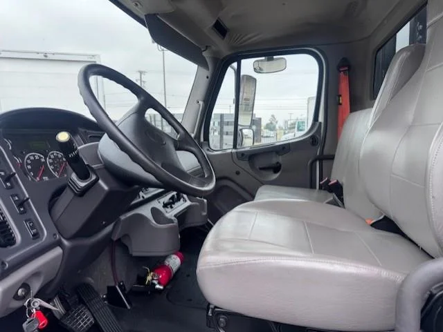 2019 Freightliner M2 106 — photo 10