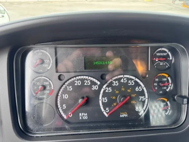 2019 Freightliner M2 106 — photo 11