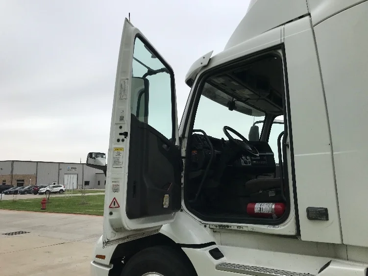 2020 Volvo VNR 640 - image 9