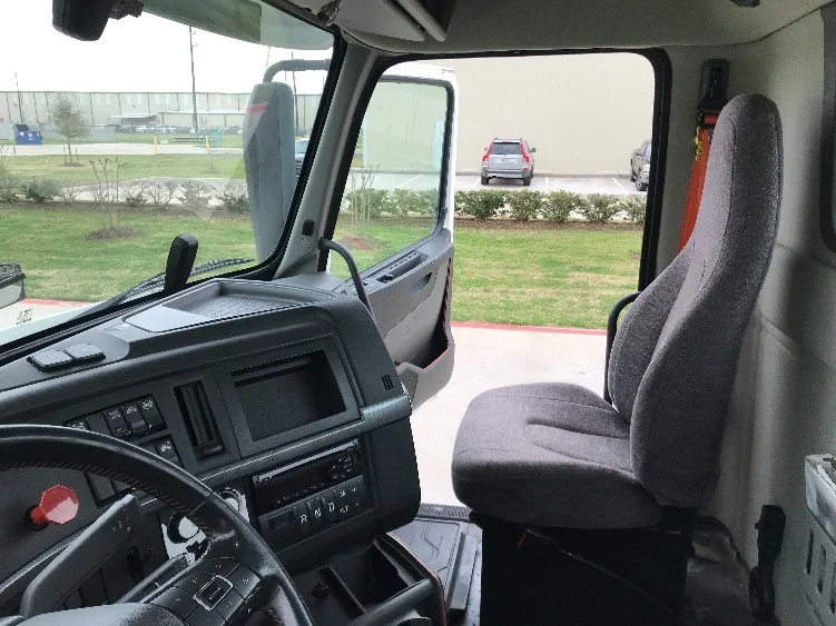 2020 Volvo VNR 640 - image 10