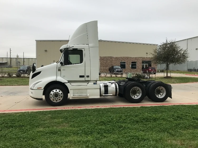 2020 Volvo VNR 640 - image 4