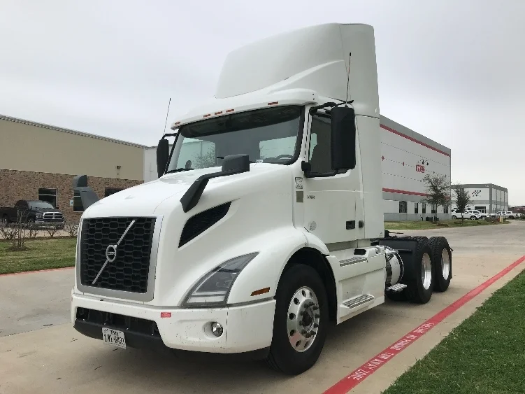 2020 Volvo VNR 640 - image 3