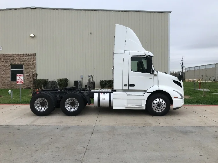 2020 Volvo VNR 640 - image 8