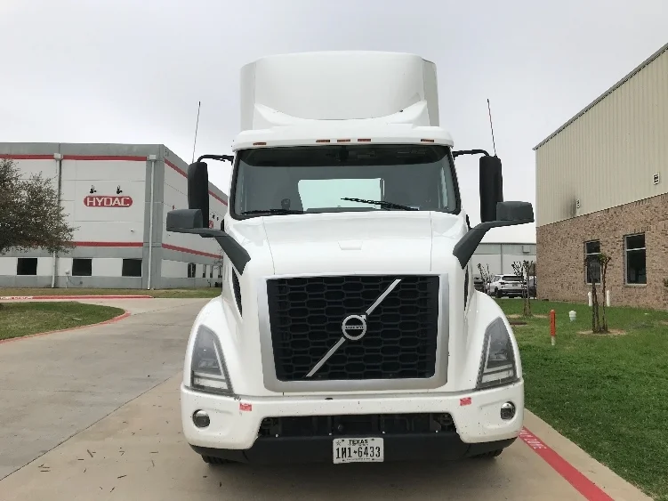 2020 Volvo VNR 640 - image 2
