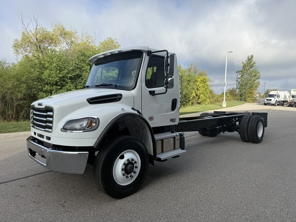 2026 Freightliner M2 106 - image 2