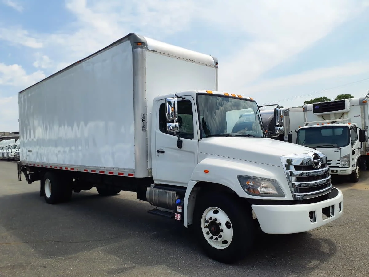 2018 Hino 338 - image 3