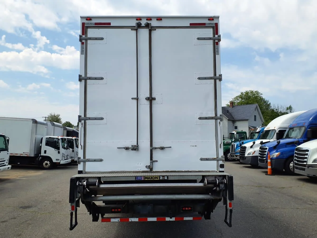 2018 Hino 338 - image 5