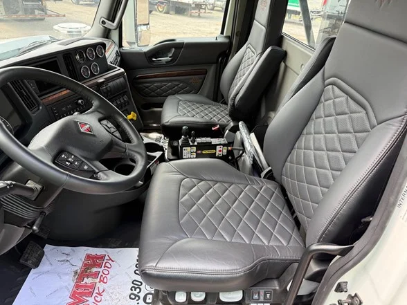 2025 International HX - image 2