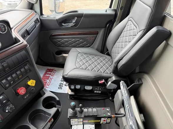 2025 International HX - image 3