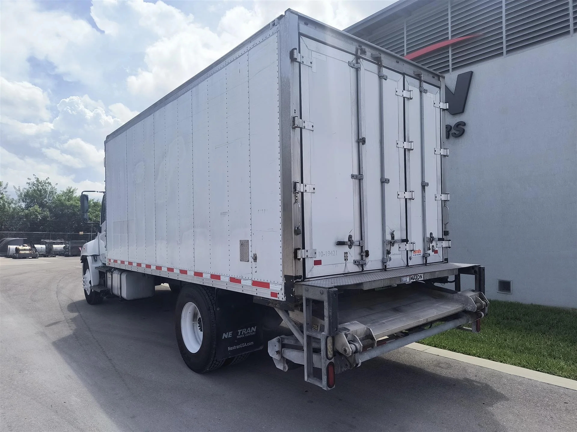 2019 Hino 268 - image 6