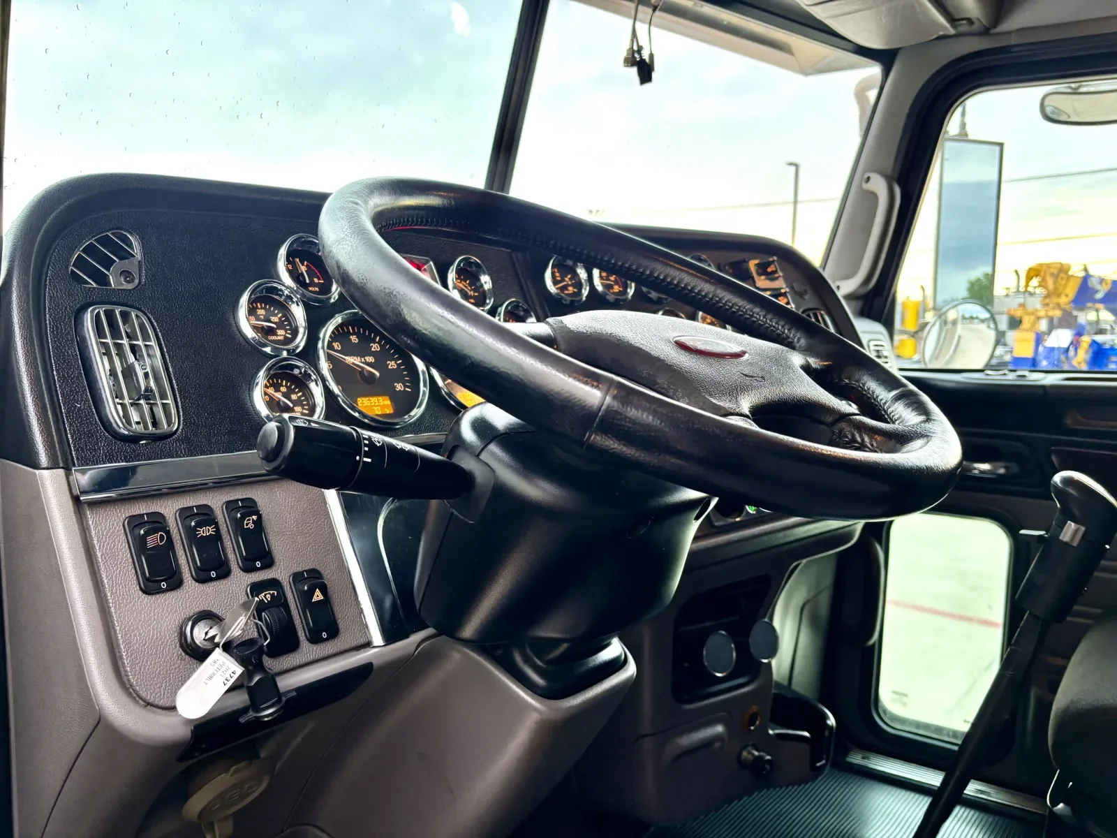 2021 Peterbilt 389 - image 15