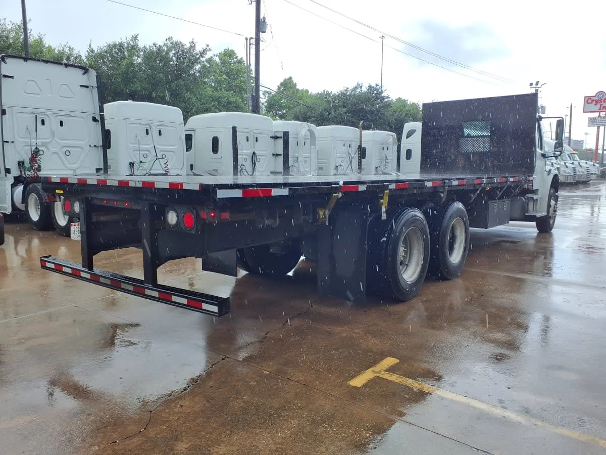 2019 Freightliner M2 106 in Houston, TX — photo 4