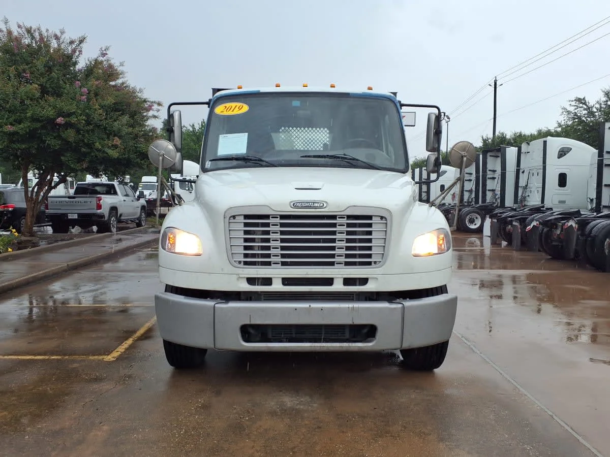 2019 Freightliner M2 106 in Houston, TX — photo 2