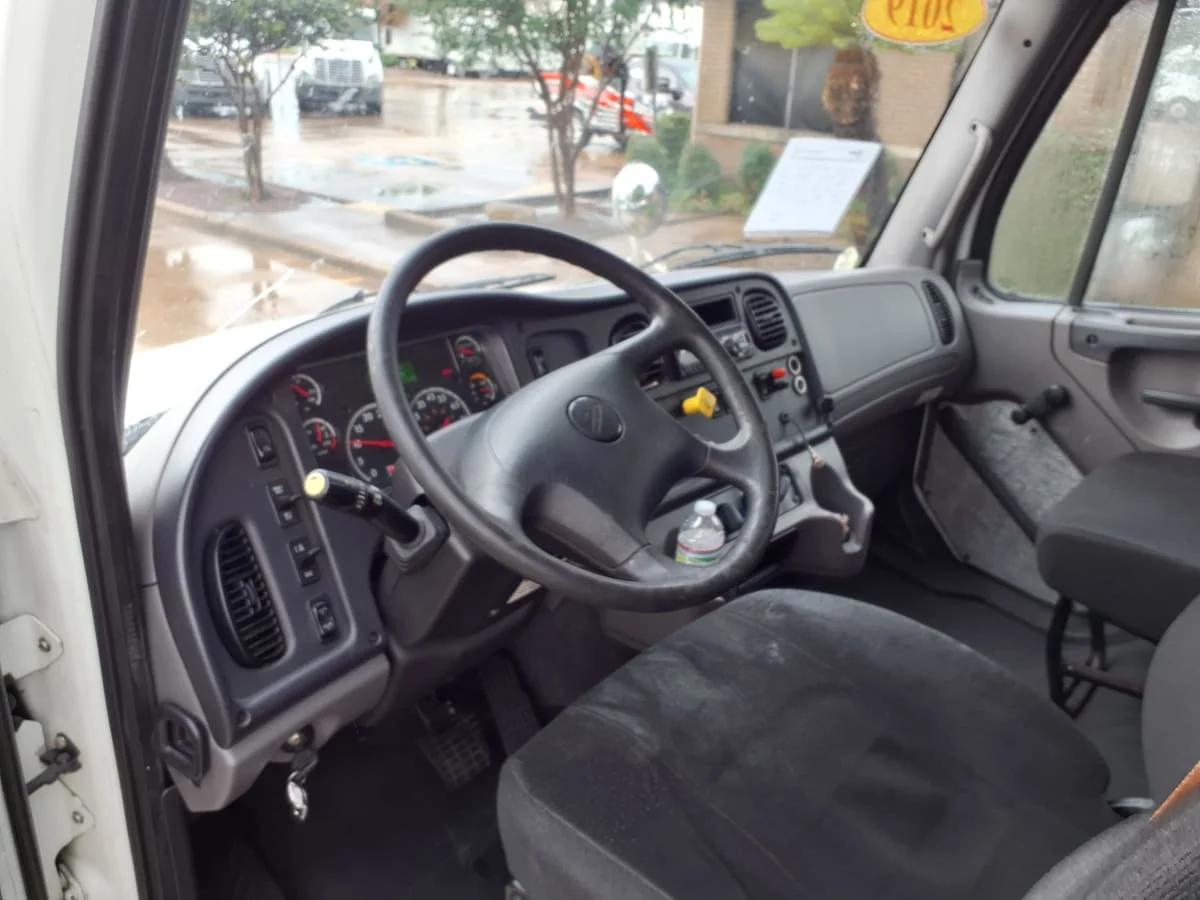 2019 Freightliner M2 106 in Houston, TX — photo 7
