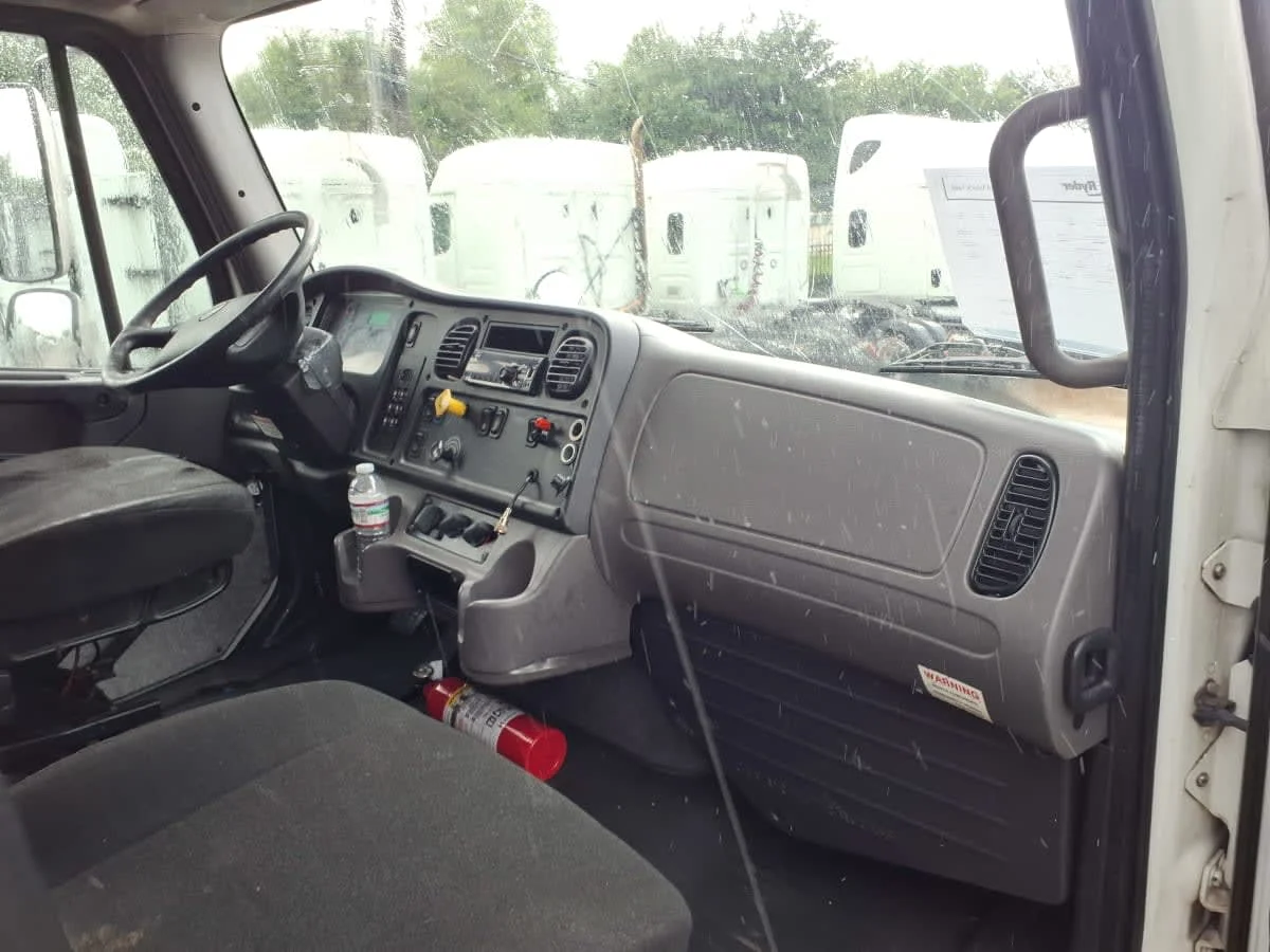2019 Freightliner M2 106 in Houston, TX — photo 11