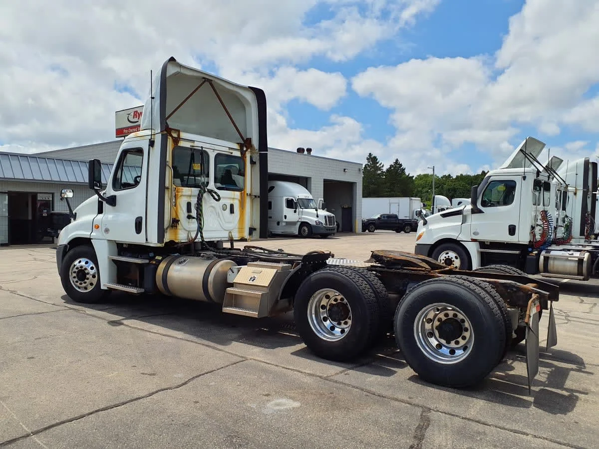 2018 Freightliner Cascadia in Oak Creek, WI — photo 6