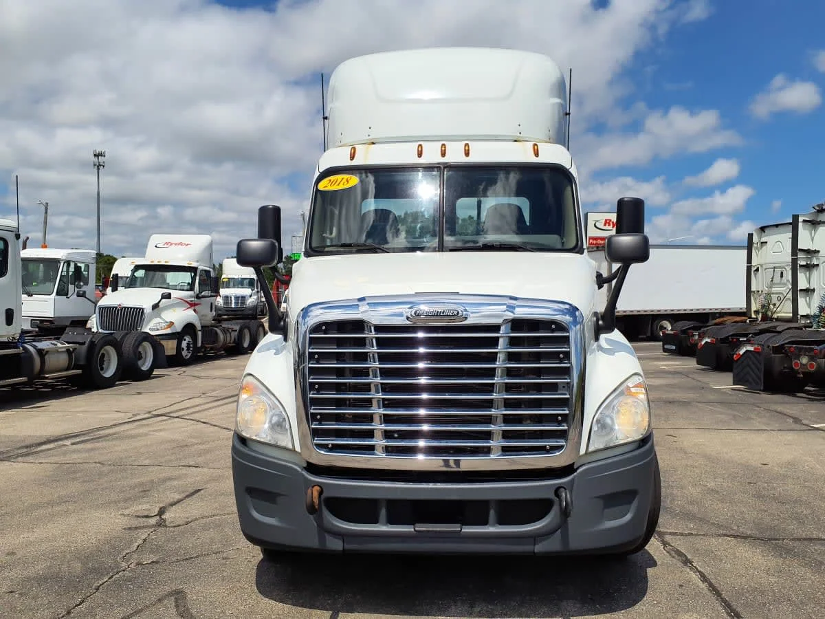 2018 Freightliner Cascadia in Oak Creek, WI — photo 2