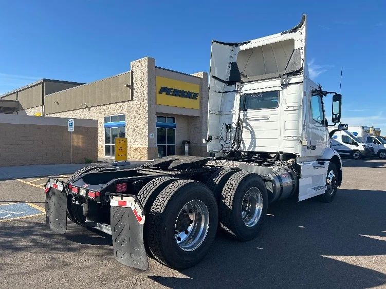 2021 Volvo VNR 640 - image 7