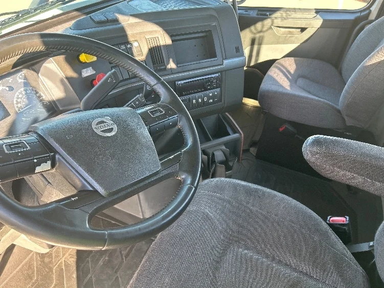 2021 Volvo VNR 640 - image 10