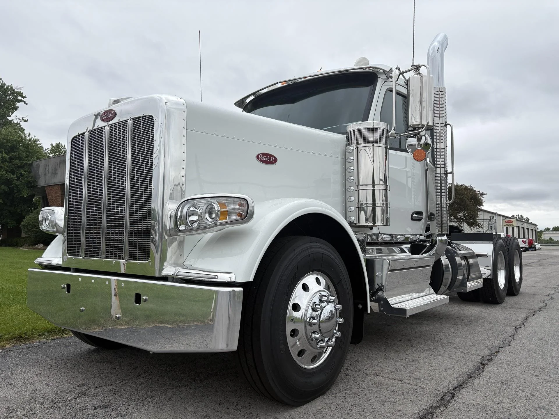 2027 Peterbilt 589 in Findlay, OH
