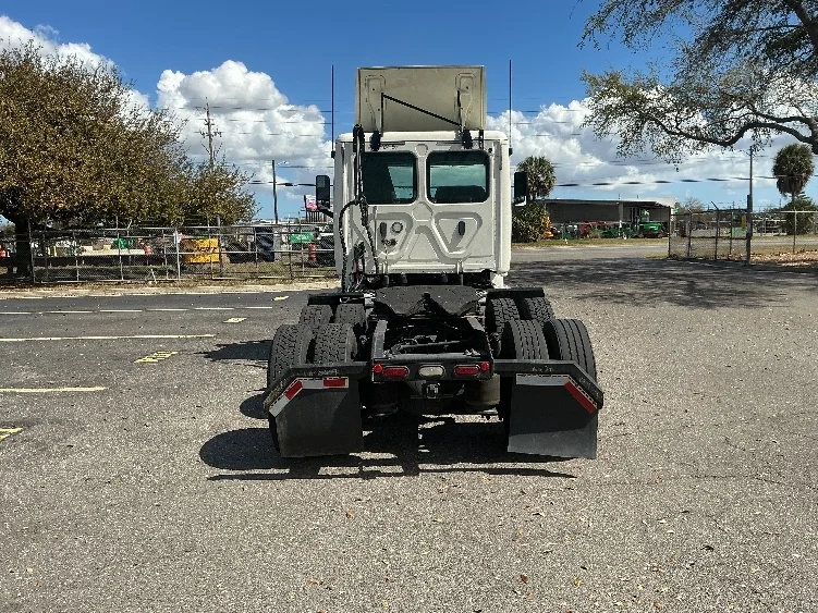 2019 Freightliner Cascadia in Jacksonville, FL — photo 6