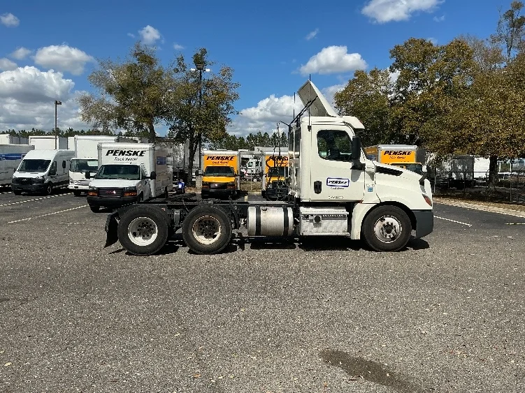 2019 Freightliner Cascadia in Jacksonville, FL — photo 8