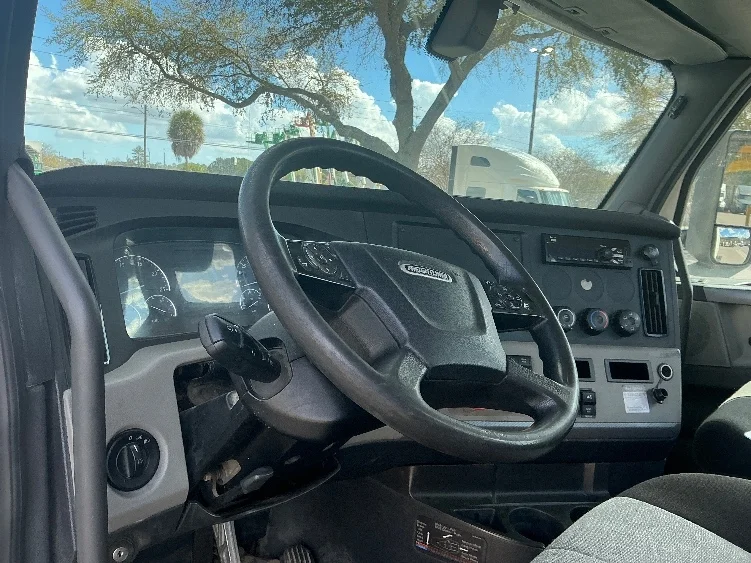 2019 Freightliner Cascadia in Jacksonville, FL — photo 10