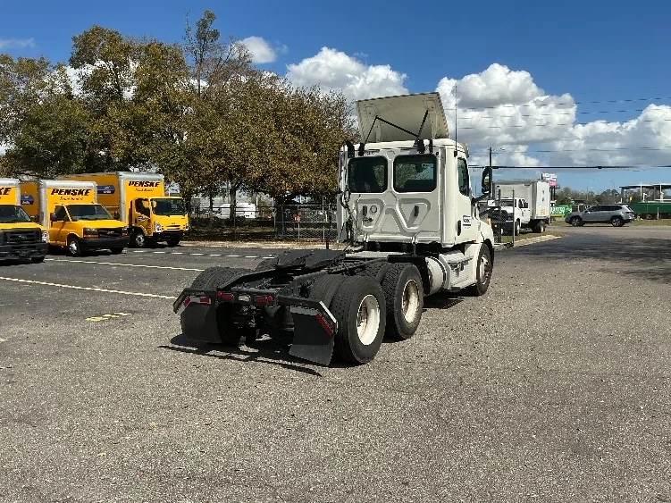 2019 Freightliner Cascadia in Jacksonville, FL — photo 7
